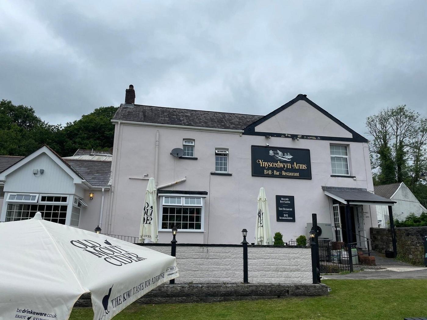Ynyscedwyn Arms Hotel Ystradgynlais Exterior photo