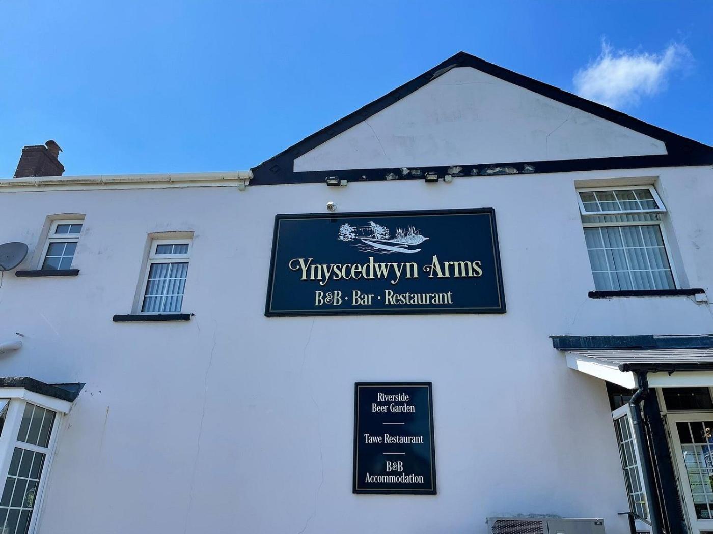Ynyscedwyn Arms Hotel Ystradgynlais Exterior photo